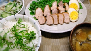 豚バラ肉のドクターペッパー煮、さっぱり酢の物、梅干しご飯、アサリの味噌汁
