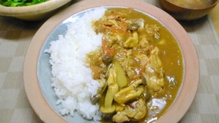 チキンカレー、サラダホウレン草、アサリの味噌汁