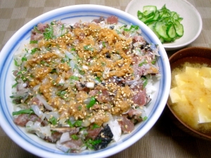 アジいか鰹のたたき丼、絹豆腐の味噌汁、キュウリの酢の物