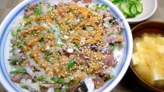 アジいか鰹のたたき丼、絹豆腐の味噌汁、キュウリの酢の物
