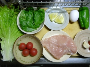鶏胸肉、バジル、ニンニク、唐辛子、卵、ピーマン、レモン、トマト、レタス