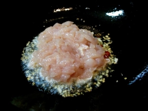 粗みじんに切った鶏肉を炒める