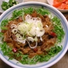 牛スジのとろとろピリ辛丼、茹でオクラ、トマト、豆腐の味噌汁