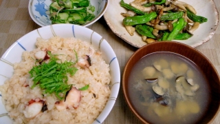 たこ飯、シジミの味噌汁、シシトウとぶなしめじの鶏皮炒め、キュウリとミョウガの酢の物