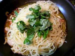 茹で上がったパスタとバジル