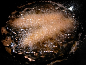 冷蔵庫から出したフライに、天ぷら粉を足して揚げる