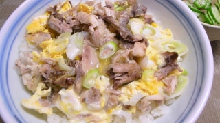 鶏ガラ丼、キュウリとオクラの酢の物