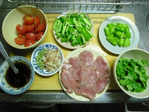 豚ヒレ肉は厚めに切って塩と胡椒、ナンプラー小さじ２、オイスターソース小さじ２、ニンニク酢大さじ１