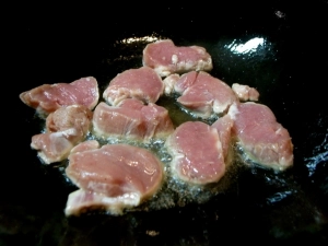 豚ヒレ肉を多めの油で炒める
