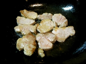 豚ヒレ肉が焼けたら、多めの油を取り除く