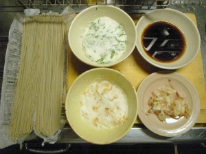 すり下ろした大和芋を二等分し、片方にはシソを、もう片方には干しエビを混ぜた