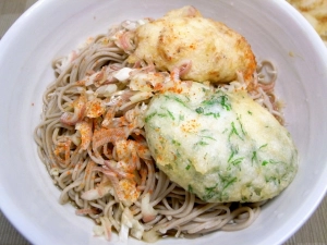 干しエビとシソの大和芋揚げ蕎麦