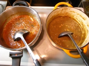 左「トマト煮」、右「カレー」