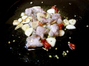 オリーブオイル、ニンニク、唐辛子、豚バラ肉