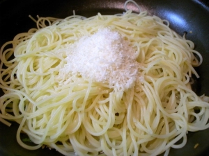 茹で上がったパスタとパルミジャーノレッジャーノ