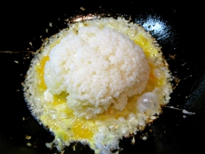 卵２個、レンジで温めたご飯を入れる
