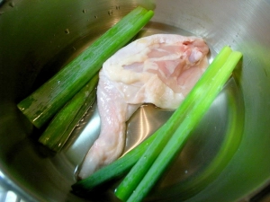 圧力鍋にもも肉、長ネギ、水 300ml