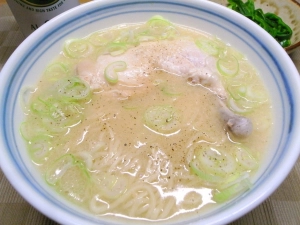 骨付き鶏もも肉入りのＷスープ豚骨醤油ラーメン