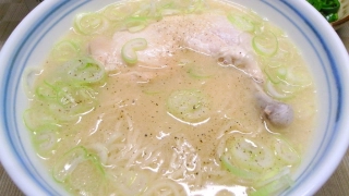 骨付き鶏もも肉入りのWスープ豚骨醤油ラーメン