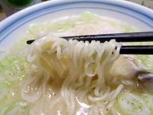 ちょっと苦手な細麺、豚骨ではスタンダードでしょう