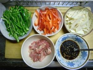 ピーマン、パプリカ、タケノコを細切り、牛肉には醤油で下味をつける