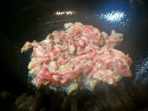 ごま油を熱し、牛肉を炒める