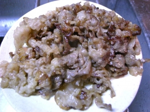 炒めた牛肉をいったん取り出す