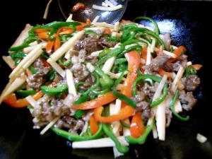 ピーマンを炒めたら、牛肉を戻す