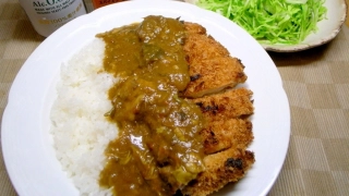 カツカレー、千切りキャベツの柚胡椒和え