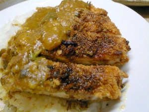ソースは、あくまでもカレーではなく、カツにかける