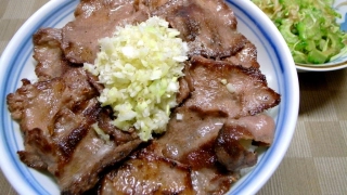 牛タンねぎ塩ダレ丼、ゴーヤとミョウガの柚胡椒風味