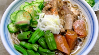 骨付き豚バラ肉と夏野菜の冷たい蕎麦