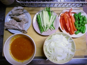 スペアリブの煮汁、トムヤムクンペースト、めんつゆ、水でスープを作る