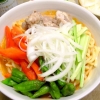 骨付き豚バラスープのトムヤムクン麺