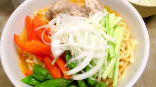 骨付き豚バラスープのトムヤムクン麺