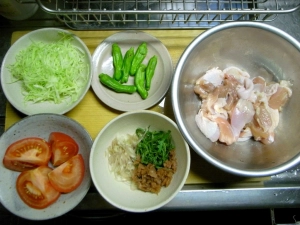 鶏肉に、柚胡椒、すりおろしニンニク、醤油を揉み込み、２０分置く