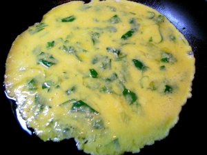 卵、とろろ、ゴーヤの葉、薄口醤油をよく混ぜて、フライパンで焼く