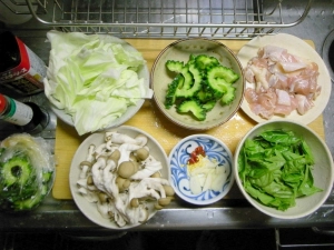 鶏肉は小さく切って塩胡椒、ゴーヤの半分は浅漬けに、バジルは葉を摘み取る