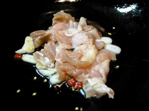油に、ニンニク、唐辛子、鶏肉