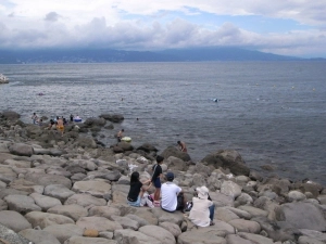 岩場の小さな海水浴場