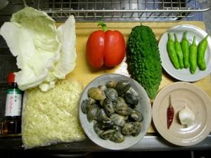 ゴーヤ、アサリ、シシトウ、パプリカ、キャベツ、ニンニク、唐辛子、焼きそば麺、ナンプラー