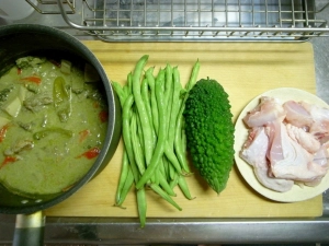 グリーンカレー、インゲン、ゴーヤ、骨付き鶏肉