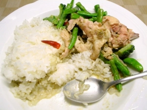 グリーンに負けそうなカレー