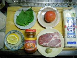 豚肩ロース、ニンニク、素麺、シソ、トマト、トムヤムクンペースト、めんつゆ、レモン