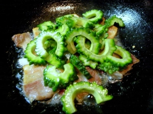 ゴーヤを入れる