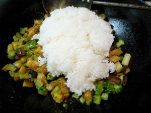 レンジで温めた冷やご飯を入れる