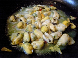 ムール貝は加熱済みなので、パスタの茹で汁を混ぜたらソースの完成