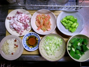 オクラは軽く下茹でをして、ナンプラーをまぶしておく