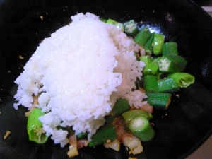 レンジで温めたご飯を投入