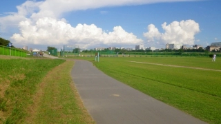 力強い積乱雲が立ち上がる